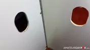 Ein Mund und ein Arsch durchs Gloryhole gefickt