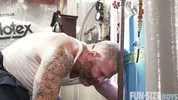 Um urso come um twink na academia