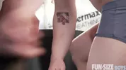 Um urso come um twink na academia