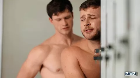 Cruising gay en los vestuarios — Devy, Finn Harding