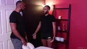 Ein Masseur wird sehr intim mit seinem Kunden – Ray Diesel & Zain Alexander