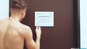 Prohibido hacerse una paja en las duchas colectivas – Dakota Payne y Jayden Marcos