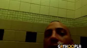 Plan baise dans les douches collectives