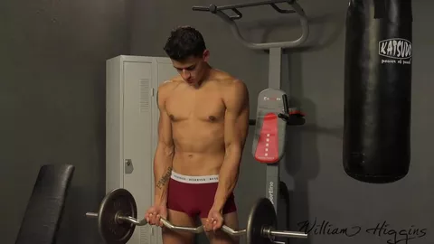 Hottie wird im Gym gewichst