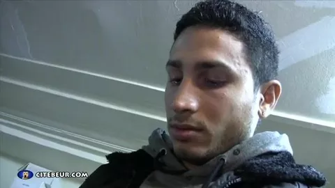 Gemischtrassiger Sub am Schwanz des Arabers