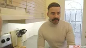 Due twink invitati a una cena che degenera