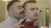 Due twink invitati a una cena che degenera
