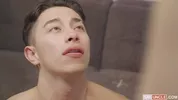 Due twink invitati a una cena che degenera