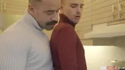 Due twink invitati a una cena che degenera
