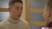 Due twink invitati a una cena che degenera