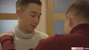 Due twink invitati a una cena che degenera