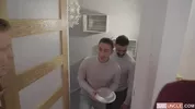 Due twink invitati a una cena che degenera
