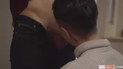 Due twink invitati a una cena che degenera