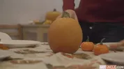 Due twink invitati a una cena che degenera