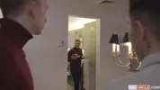 Due twink invitati a una cena che degenera