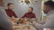 Due twink invitati a una cena che degenera