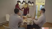 Due twink invitati a una cena che degenera