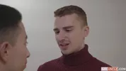 Due twink invitati a una cena che degenera