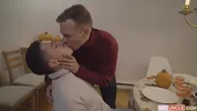 Due twink invitati a una cena che degenera