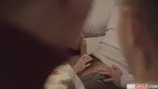 Due twink invitati a una cena che degenera