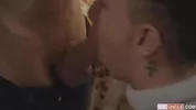 Due twink invitati a una cena che degenera