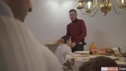 Due twink invitati a una cena che degenera