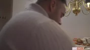 Due twink invitati a una cena che degenera