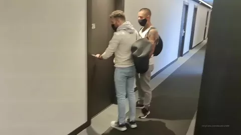 Invita tíos para destrozarle el culo en su habitación de hotel