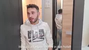 Il invite des mecs pour le défoncer dans sa chambre d'hôtel