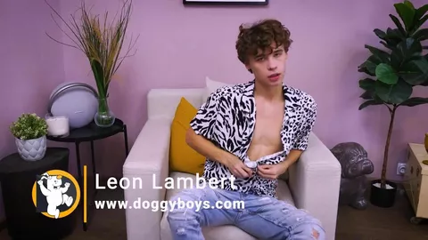 Jeune mec parfait se masturbe