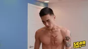 Lindo garanhão asiático come um cara quente — Cody & Dax