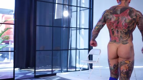 Masturbation sur une devanture de magasin– Pavel
