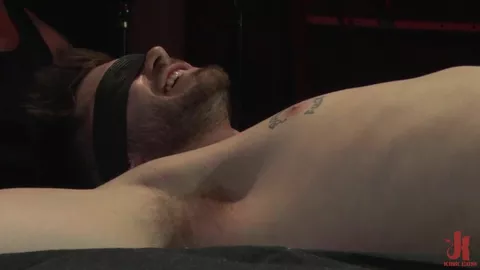 Tortura di solletico: Tyler Castle solleticato tantissimo!