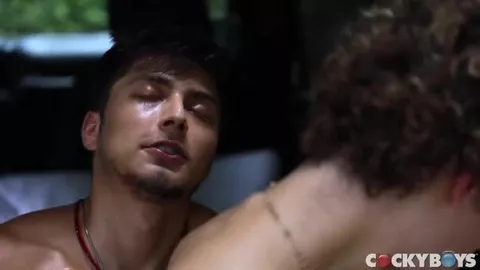 Angel Rivera baise Sean Ford en Bareback sur sa bagnole
