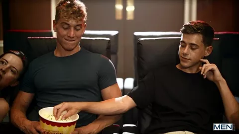 Une bite dans le seau popcorns ! — Joey Mills & Felix Fox