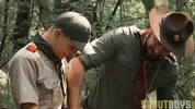 Un tour dans les bois (scout baisé par le chef)