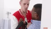 Plan chaud interracial dans les toilettes de l'université — Shane Cook , Adrian Hart