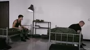 Motus et bouche cousue – Elliot Finn baise le soldat Justin Matthews dans leur chambrée