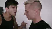 Motus et bouche cousue – Elliot Finn baise le soldat Justin Matthews dans leur chambrée