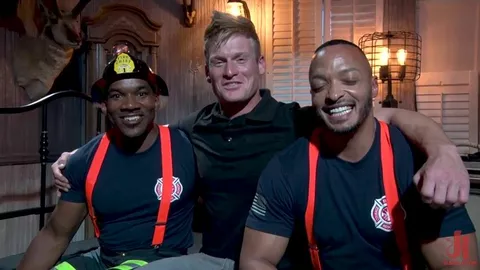 Roman Eros aspergé de sperme dans un fantasme de pompiers sexy
