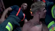 Roman Eros aspergé de sperme dans un fantasme de pompiers sexy