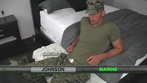 Une bonne turlutte pour un soldat aux couilles pleines