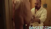 Jeune teen docile pour daddy baraqué