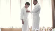 Jeune teen docile pour daddy baraqué