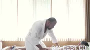 Jeune teen docile pour daddy baraqué