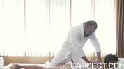 Jeune teen docile pour daddy baraqué