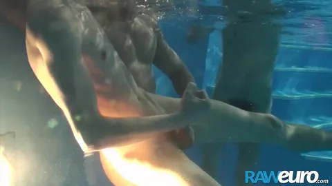 Baise aquatique - Joey Intenso suce Thomas Fiaty sous l’eau de la piscine