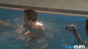 Sexo acuático - Joey Intenso le chupa a Thomas Fiaty bajo el agua de la piscina