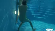 Sexo acuático - Joey Intenso le chupa a Thomas Fiaty bajo el agua de la piscina