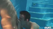 Sexo acuático - Joey Intenso le chupa a Thomas Fiaty bajo el agua de la piscina